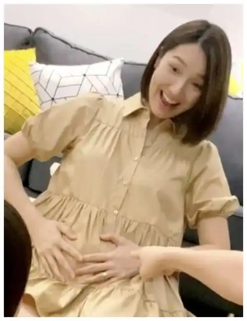 王祖蓝官宣二胎,妻子李亚男坐爬爬垫上,孕肚凸起超明显