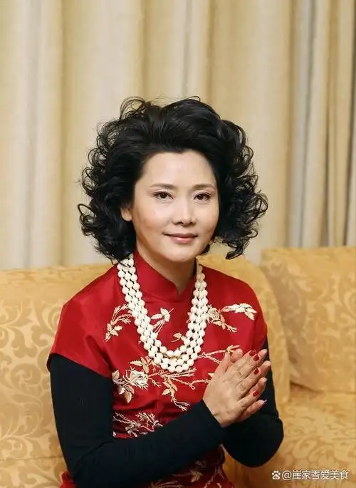 58岁何赛飞中年发福也时髦,穿旗袍不装嫩也不显老,优雅老去真美