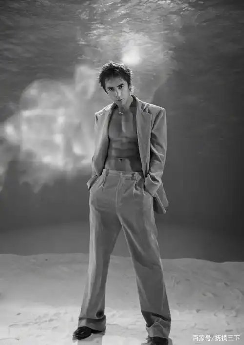 不仅仅是钟丽缇人过半百依旧保持着好身材,老公张伦硕的八块腹肌也是