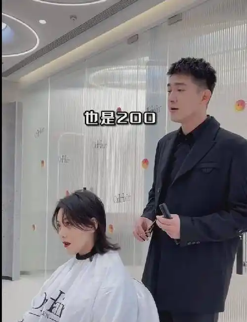 林更新把理发店宣传得太用力,亲自帮张馨予理发,还和网红痞子合影