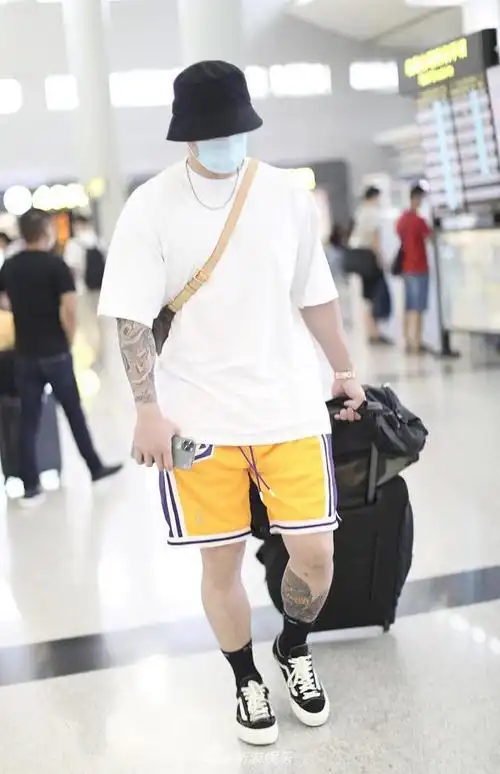 组图:蒋劲夫近照曝光 留寸头身材愈发壮硕纹身抢眼