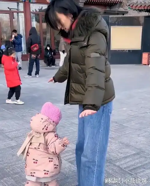 李亚鹏一家三口什刹海散步嘟起嘴巴亲女儿皮肤松弛像老人