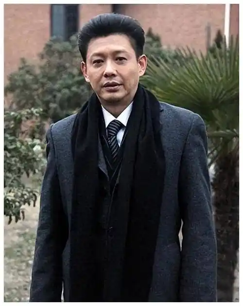 深爱董卿的"央视一哥"今已低调拍戏,60岁左右,生活稳定_程前_事业