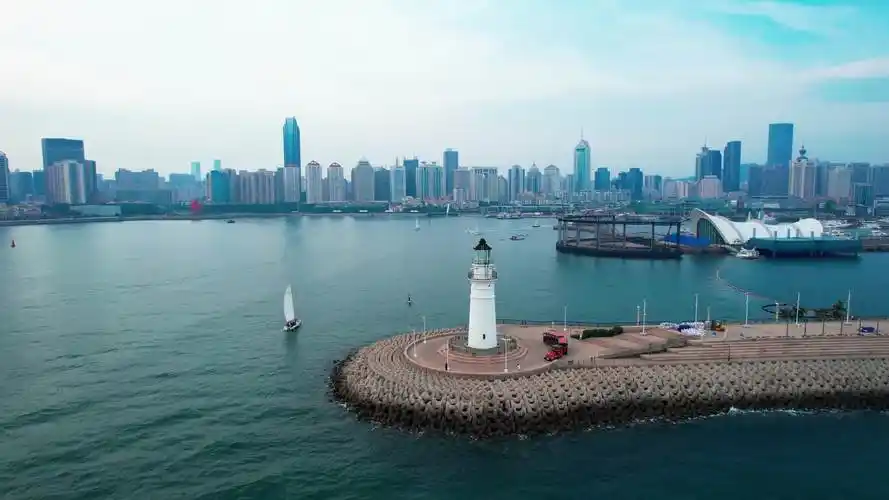 春光靓丽明媚,航拍山东青岛情人坝,海上传奇,摩登青岛-旅游视频-搜狐