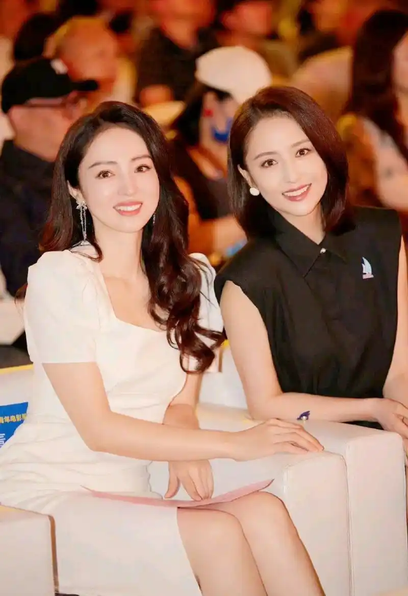 佟丽娅和董璇的个人照片看起来像孪生兄弟.