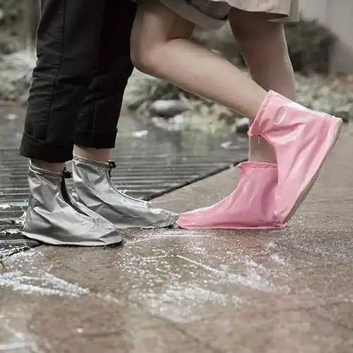 现在的鞋套都做的很好看,有低帮的,也有专门拿来套靴子的,还有图片里