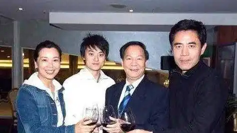 63岁陈宝国带36岁儿子演《老酒馆》,网友:成龙黄渤都