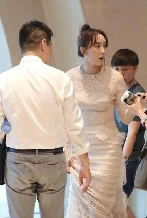 被42岁胡静惊艳了,穿蕾丝连衣裙配丸子头,紧致身材让人羡慕_造型_白色