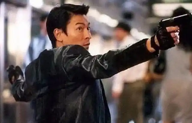 电影中刘德华拿枪瞬间,一个把帅气溶入生命中的男人