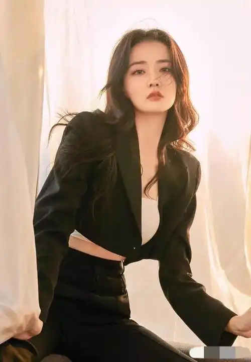 徐璐时尚性感的写真图片曝光简直美翻了