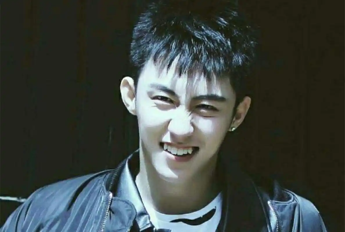 六位有虎牙的明星,刘昊然,黄景瑜上榜,王俊凯的笑太暖!