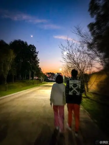 洪欣张丹峰牵手散步背影朦胧 大秀恩爱场景唯美