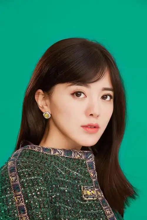 籍贯四川丹巴美人谷,在成都长大,中国藏族女歌手