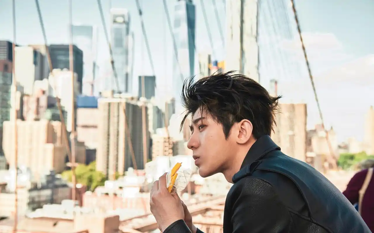 最新帅气蔡徐坤时尚壁纸街拍时尚蔡徐坤