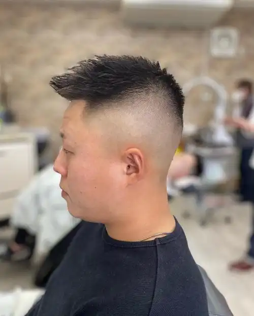 碎寸头也是一种超短的男士发型,相对于圆寸头发型来说可能更自然,几乎