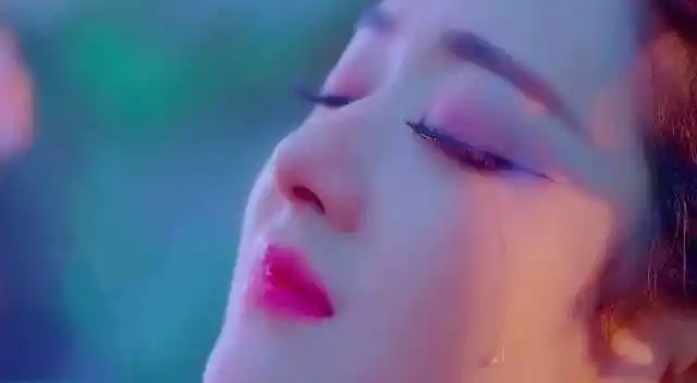 古装美人落泪一幕:丽颖唯美,杨幂凄美,热巴好让人心疼!