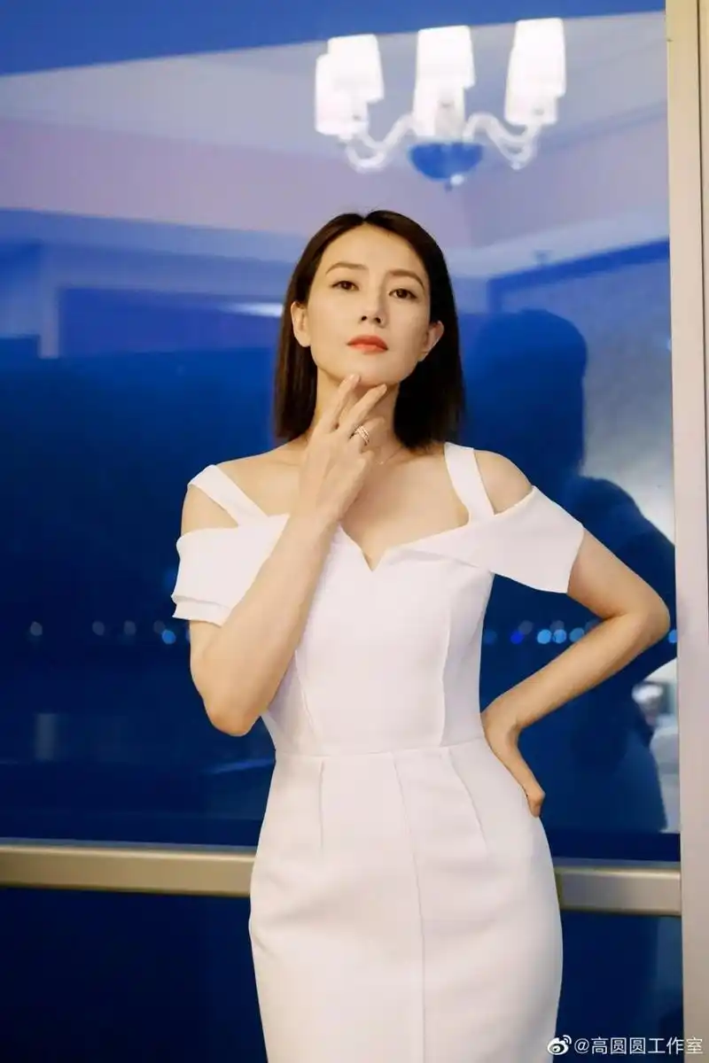 高圆圆窗边拍美照穿白色连衣裙小露香肩