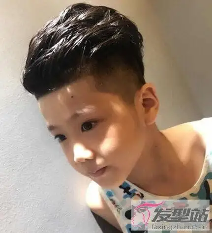 小男孩适合什么发型两边剃短发清爽酷炫