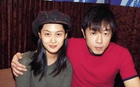 黄家强转发了自己和女记者的合影,而这个女记者之前诅咒过朱茵和