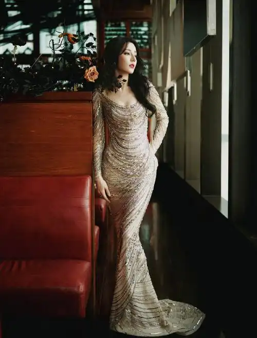 迪丽热巴白金霓光鱼尾裙#好美的人鱼@dear-迪丽热巴!