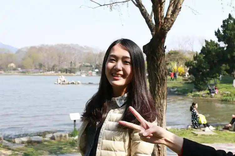 告别虚假美颜自拍,普通女孩也能拍出生动好看的照片