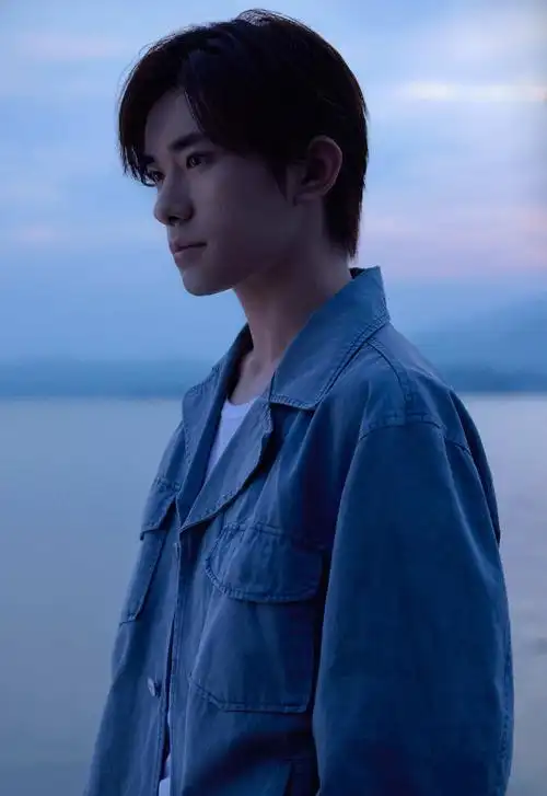 240909 易烊千玺沙漠写真引发热烈反响,粉丝盛赞艺术表现力