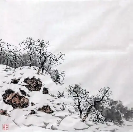 4,用中号雪地皴笔调淡墨泼出后面的树林,注意衬出前面的树干和雪地,淡