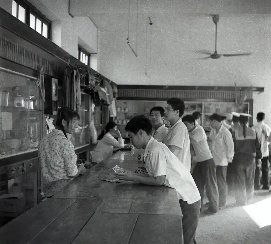 上世纪80年代的老照片,好有年代感啊,这是在市场上买东西,还记得吗?