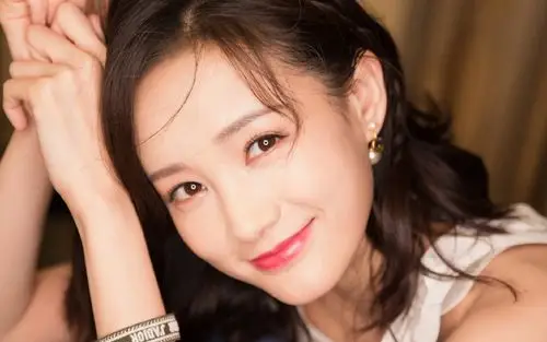 李一桐妩媚动人写真图片桌面壁纸