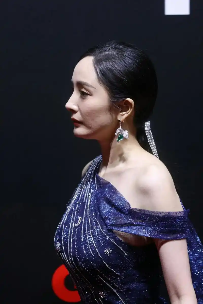 杨幂,高清生图.永远无法跟她的丑鼻子和解.