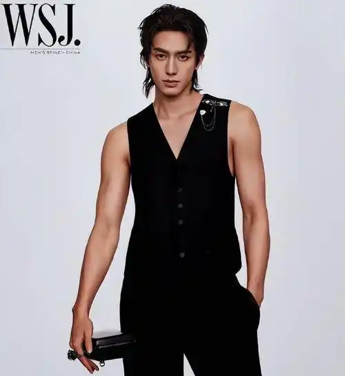 俊朗英气颇具男模风范 宋威龙晒真空马甲大片_男性_时尚_魅力