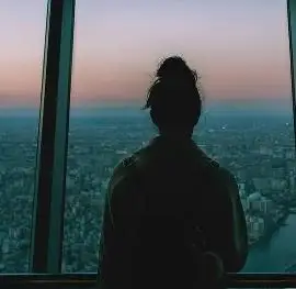 夜晚独自一人坐在窗前图片,一个人孤独坐在夜晚的窗前图片