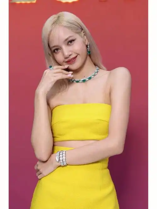 lisa最新参加活动照片,一套颜色鲜艳的裙子,这次把铁刘海换了,露出了