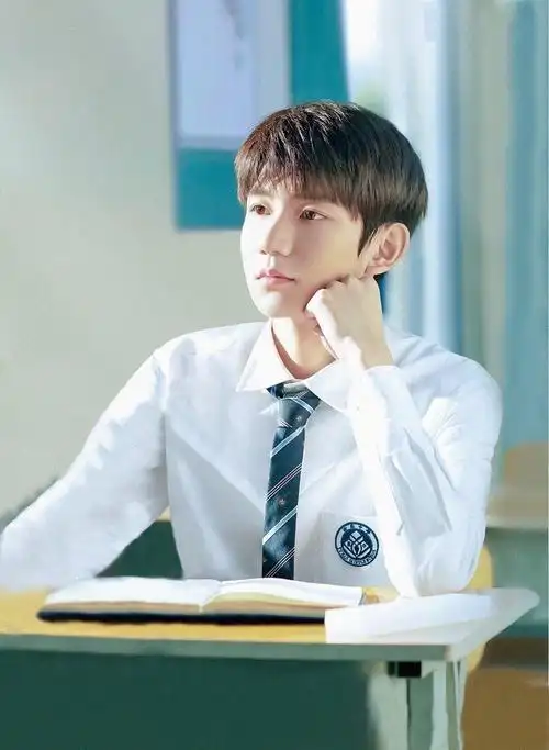 王源校服图照合集学长源帅气登场