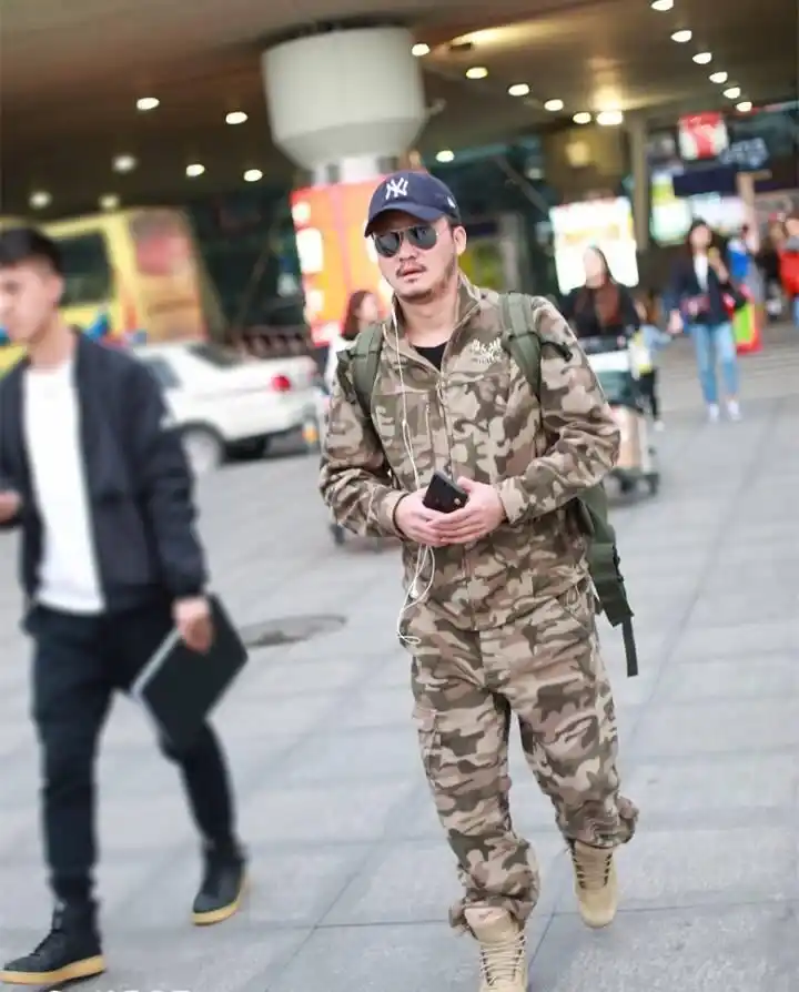 吴京一脸络腮胡子迷彩服,新剧打造新造型,剧照流出