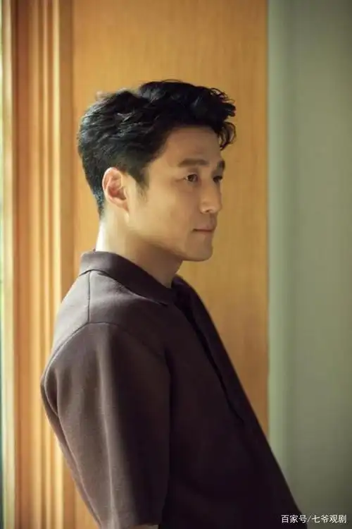 他是《大长今》的男主角闵政浩,50岁池珍熙其实是只快乐的小鸟