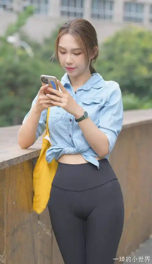 如此迷人的好身材,穿紧身瑜伽裤堪称完美吧?