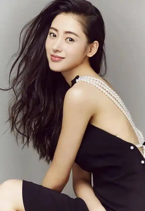 张天爱知性优雅,时尚靓丽,甜美的笑容散发着无限魅力_容貌_女神_自律