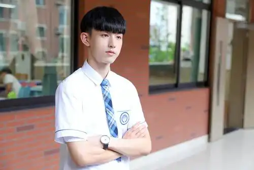 少年派高燃开播冷殿下郭俊辰演绎高冷学霸