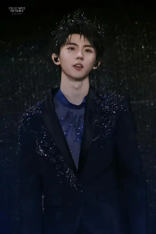 马嘉祺透视内搭#仙气缭绕的渐变蓝,与甄选的羽毛造型钻饰交错手缝