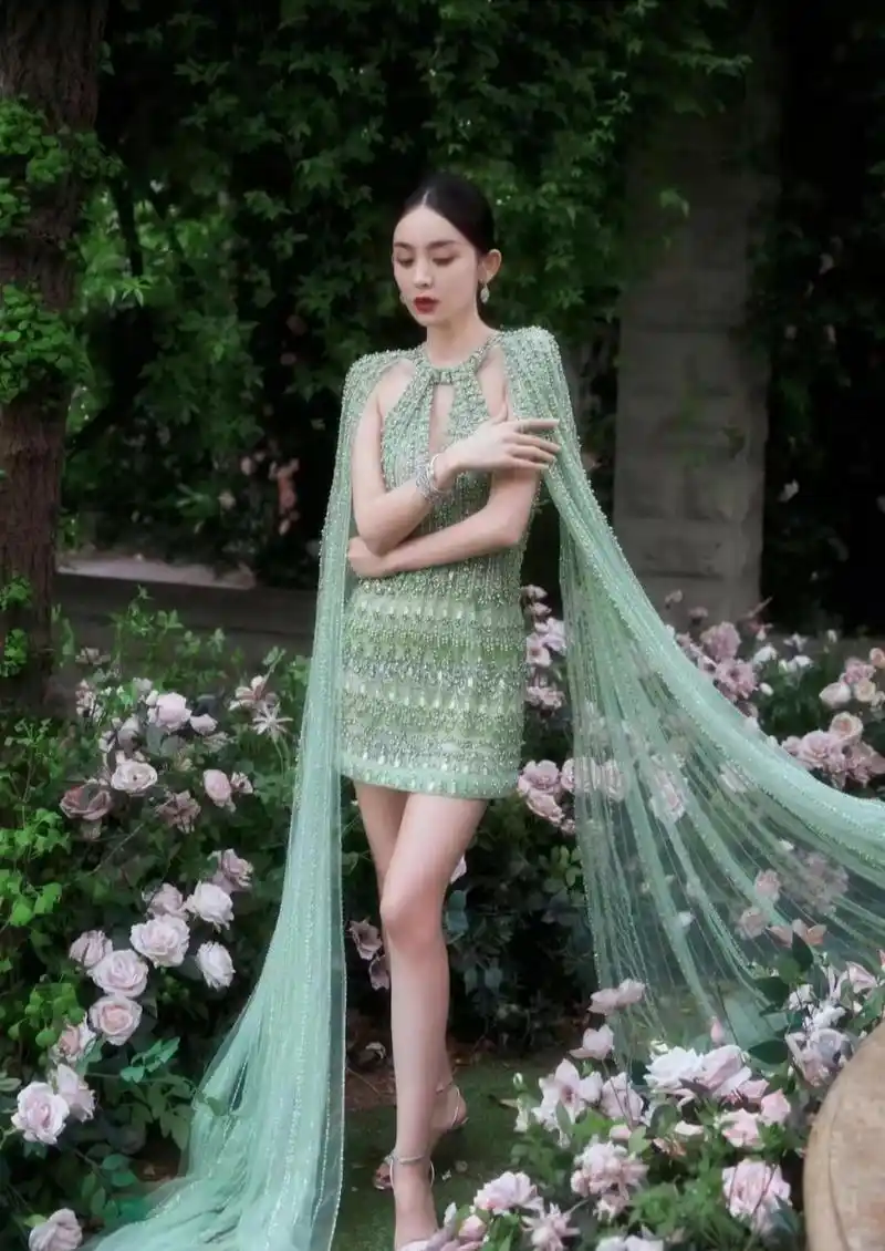 古力娜扎一袭薄纱绿裙,宛若花间精灵!