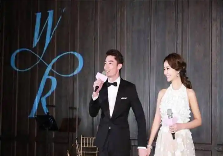 林心如霍建华喝交杯酒,吵架风波后首次同框,为维护婚姻霸气回怼网友.