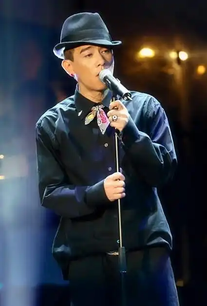 陈小春的青葱岁月考古中评论的图片更帅还奶