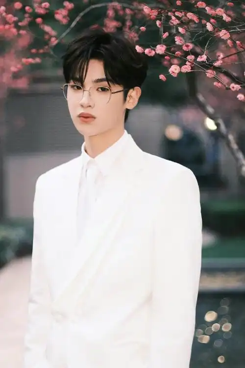 黄明昊纯白色西装##黄明昊纯白西装