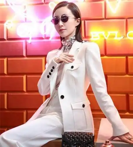 舒畅穿白色西装很帅,脖子上的东西很亮眼!