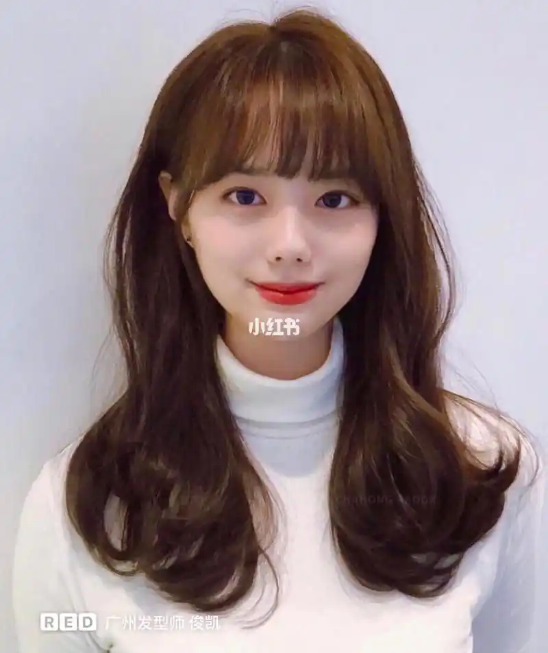 圆脸发型推荐 中长发 圆脸的妹纸是曲线型的轮廓,所以适合曲线型的