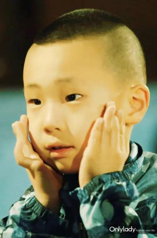 婚庆资讯 正文 康康和竣竣都是同样的半截锅盖头,这样的造型可是让小