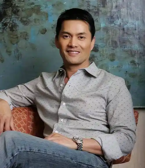 演员吕良伟:离过两次婚,欠债2000万时,三婚娶了一位贵州姑娘_邝美云