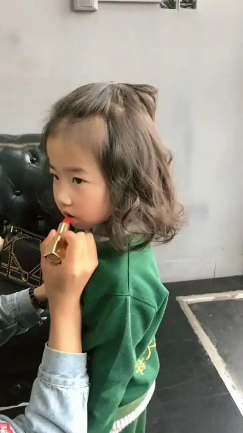 四岁小美女的卷发,真可爱的宝宝