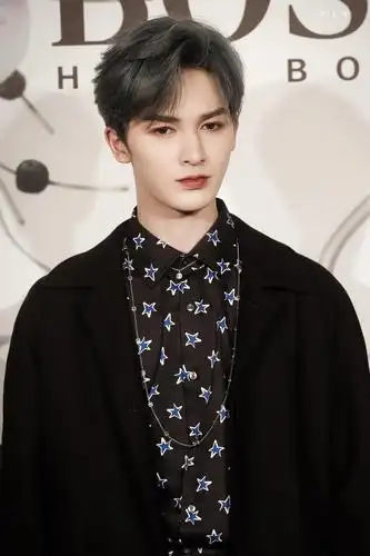 朱正廷zzt|2021春夏时装秀——爱与梦的故事,未完待续.